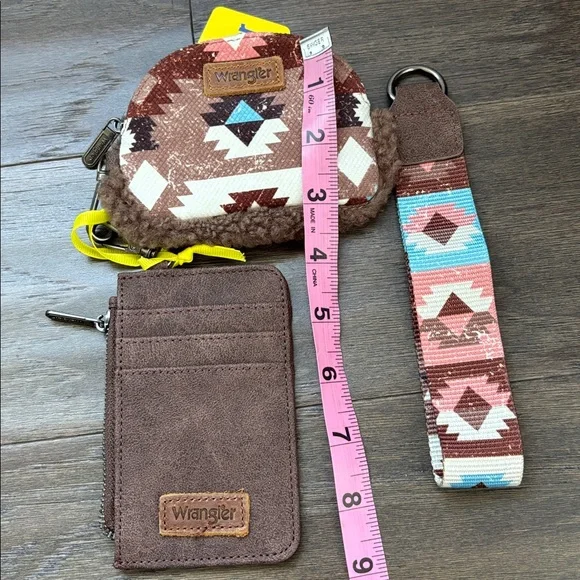 Wrangler Sherpa Southwest Print Dual Pouch Wristlets zip top,cards,key - Picture 9 of 10